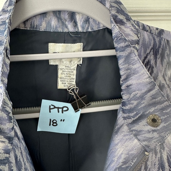 Chico’s gorgeous zip blazer with gathers at sleeves. Size: Small - Picture 7 of 8